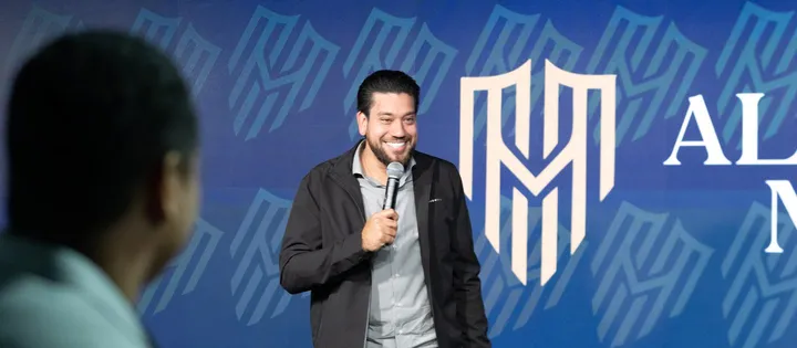 Antônio, sócio da Imobiliária Próspera, apresentando a engenharia de metas no palco