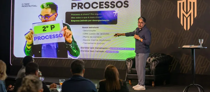 Apresentação da frente de processos no palco da imersão