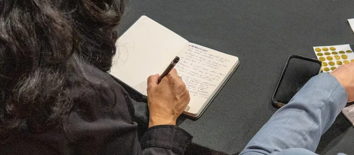 Participante anotando as prioridades do plano de execução
