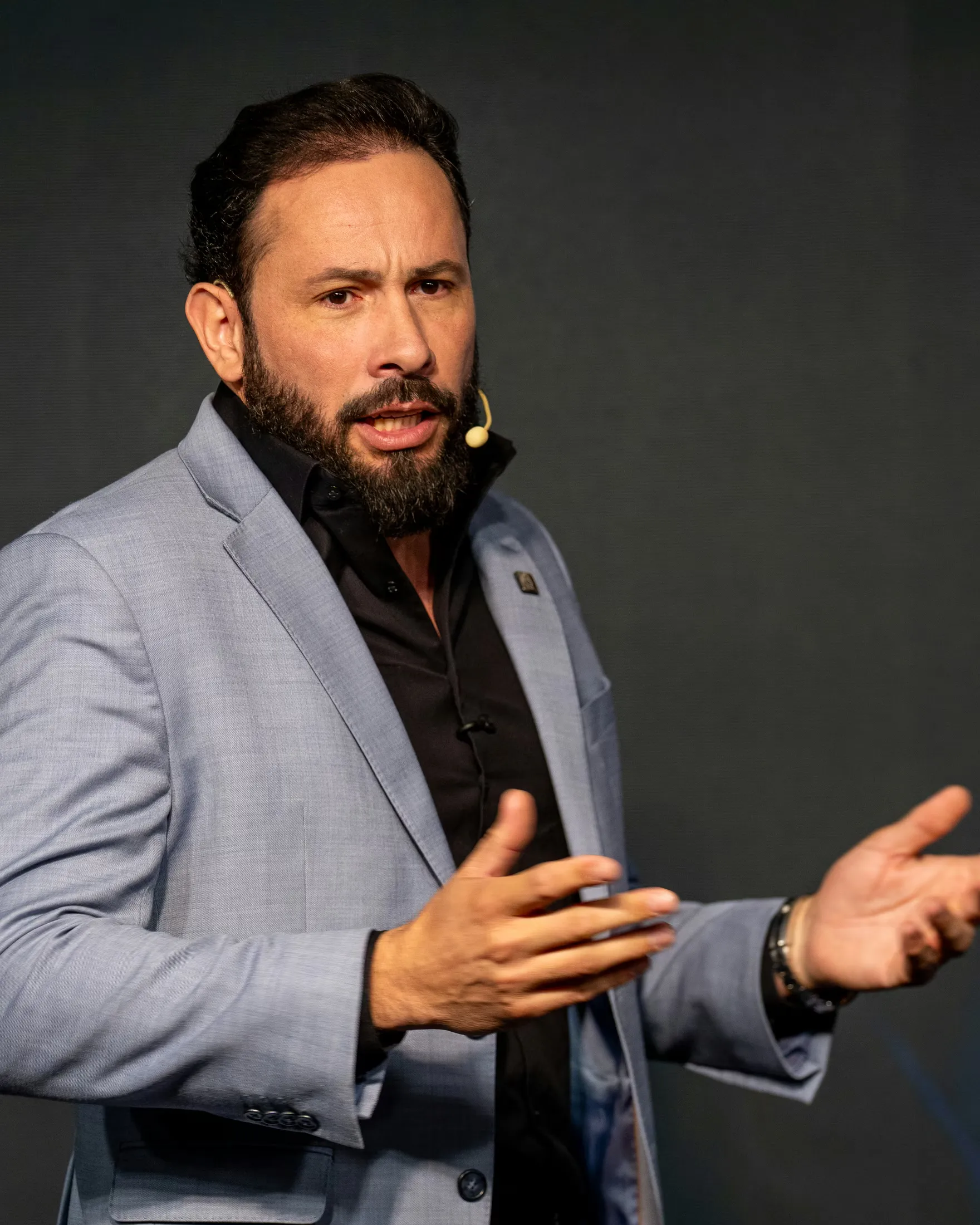 Alessandro Miranda no palco da Imobiliária Próspera conduzindo o diagnóstico da operação