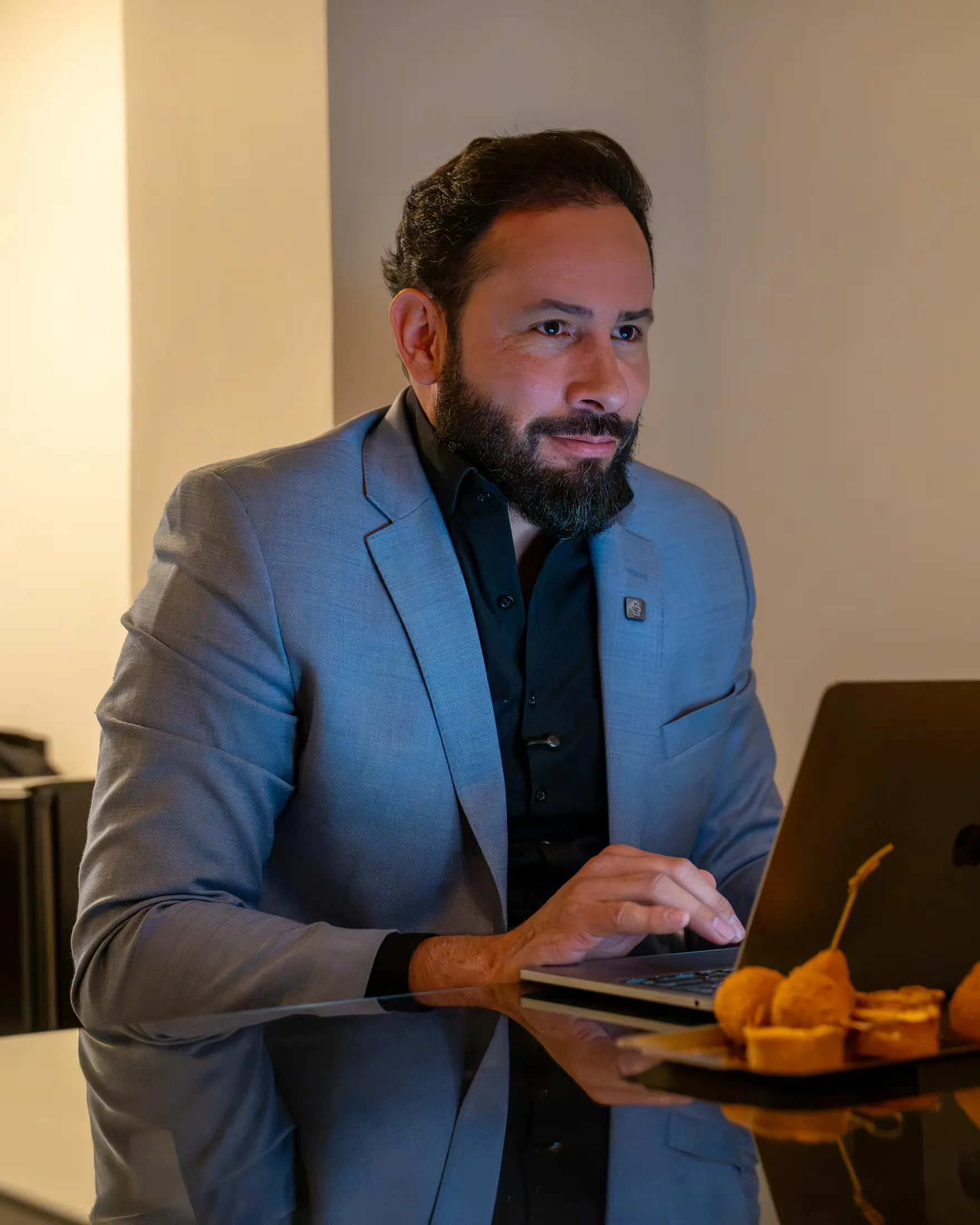 Alessandro Miranda revisando os números da operação no notebook
