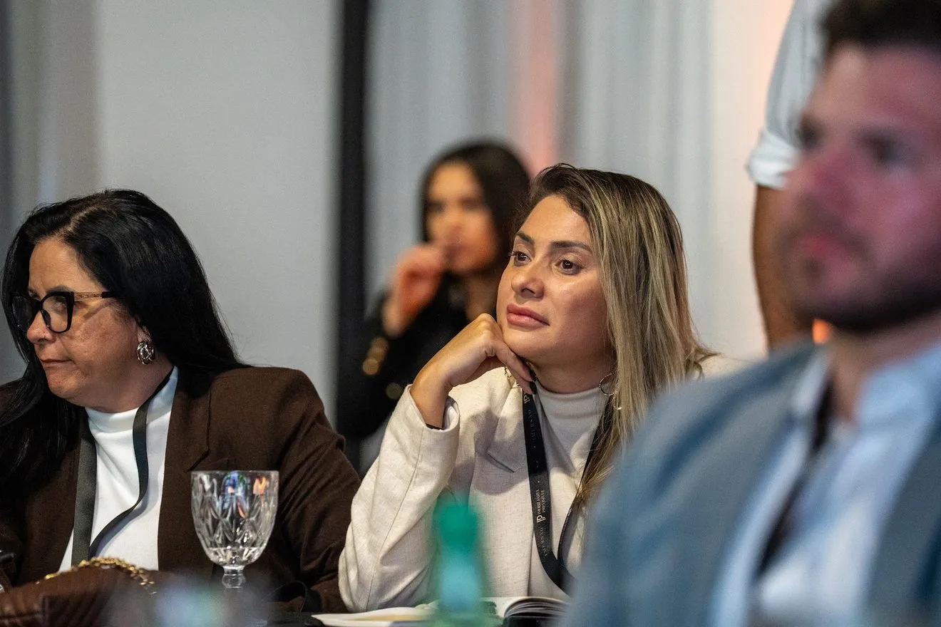Participantes acompanhando a imersão com a operação da própria imobiliária na mesa