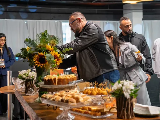 Intervalo do evento com participantes no coffee break