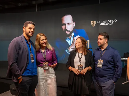Grupo de participantes conversando no ambiente da imersão