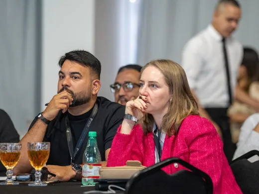 Dupla de participantes acompanhando a apresentação