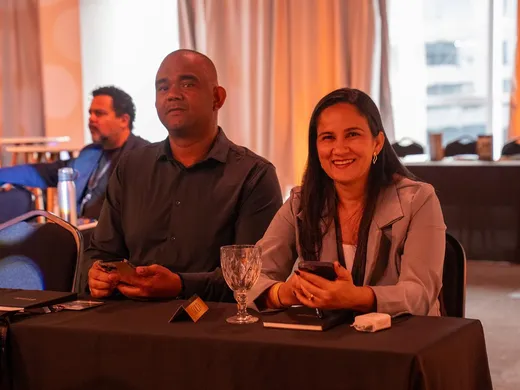 Participantes sentados à mesa durante a imersão